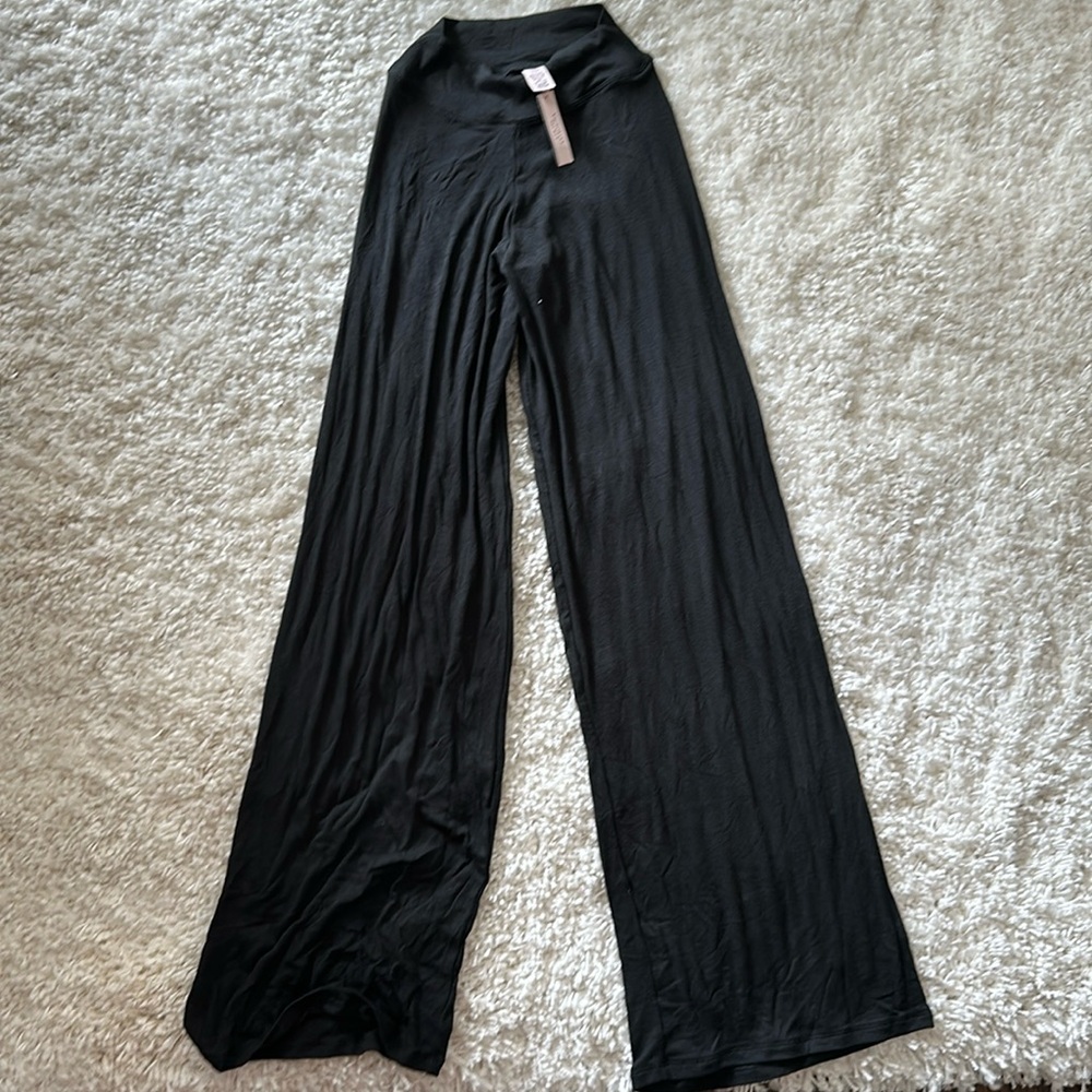 ⭐️⭐️NWT⭐️⭐️Pink by Victoria’s Secret ribbed flair pants. Lightweight XS